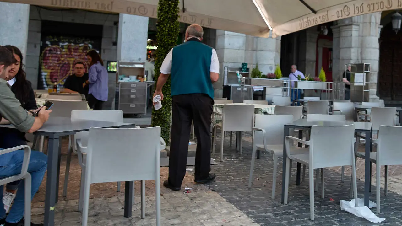 Archivo - Un camarero en una terraza del centro de Madrid