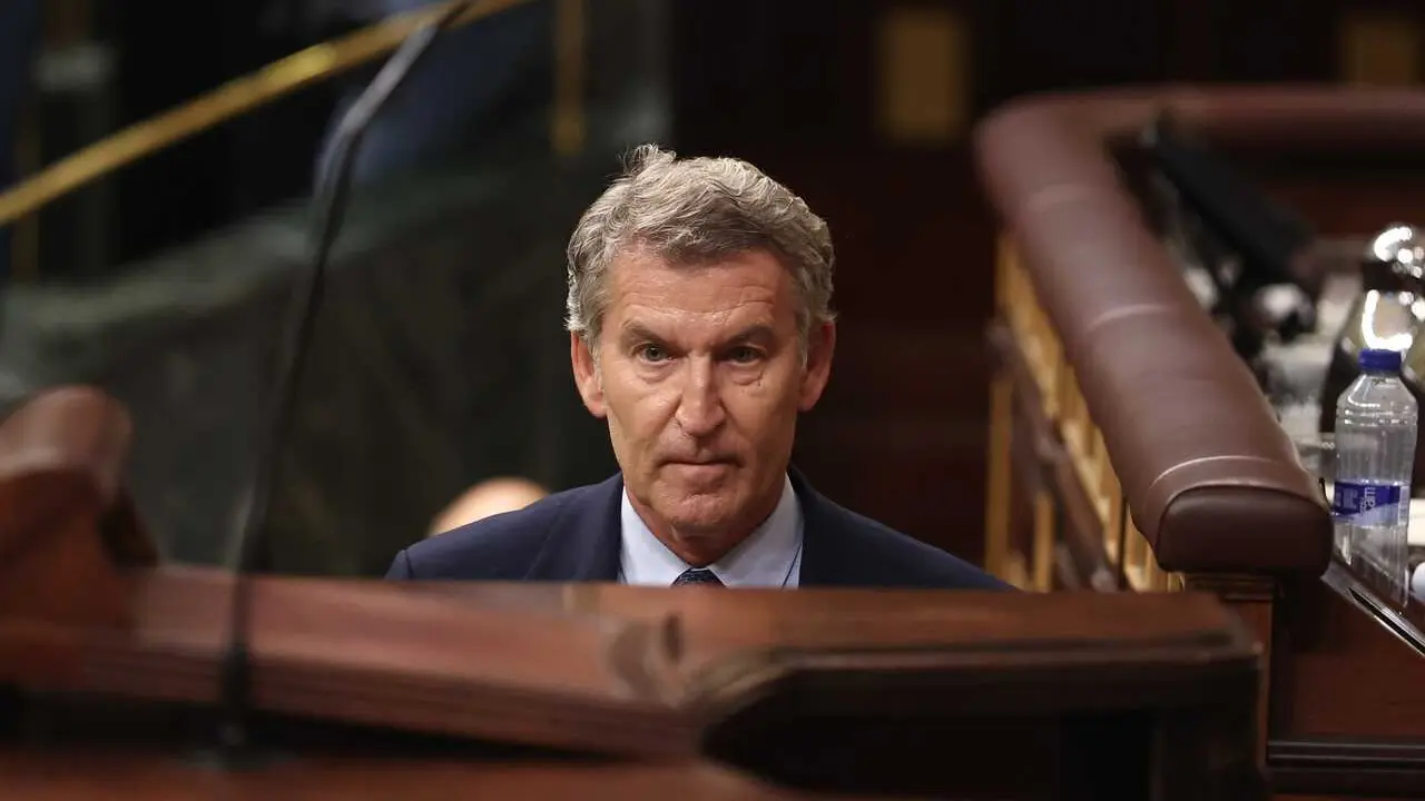 El presidente del Partido Popular, Alberto N&uacute;&ntilde;ez Feij&oacute;o, durante una sesi&oacute;n plenaria en el Congreso de los Diputados, a 3 de septiembre de 2026, en Madrid (Espa&ntilde;a). S&aacute;nchez comparece este jueves ante el Pleno del Congreso para informar sobre la gesti&oacute;n de