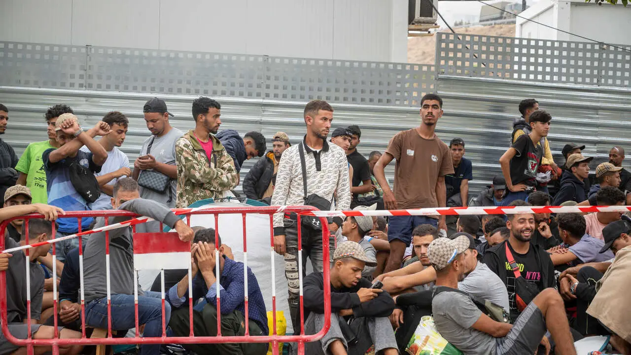 Decenas de migrantes esperan en las inmediaciones de la explanada del embolsamiento de Loma Colmenar, a 3 de septiembre de 2026, en Ceuta (Espa&ntilde;a). La situaci&oacute;n es de calma contenida despu&eacute;s de que el pasado 2 de septiembre la Polic&iacute;a Nacional tuviera que