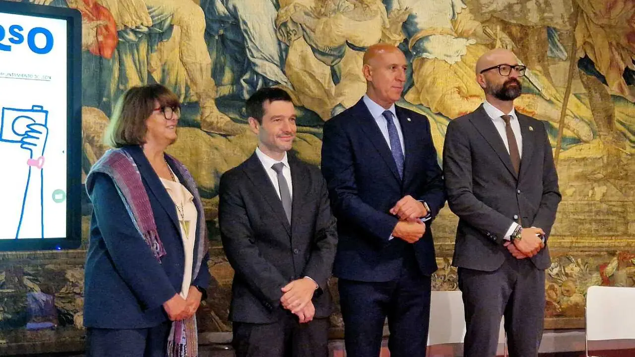 El ministro de Derechos Sociales, Consumo y Agenda 2030, Pablo Bustinduy (centro izquierda), en la presentaci&oacute;n el pasado jueves en Le&oacute;n de la temporada de viajes del Imserso 2026-2027.