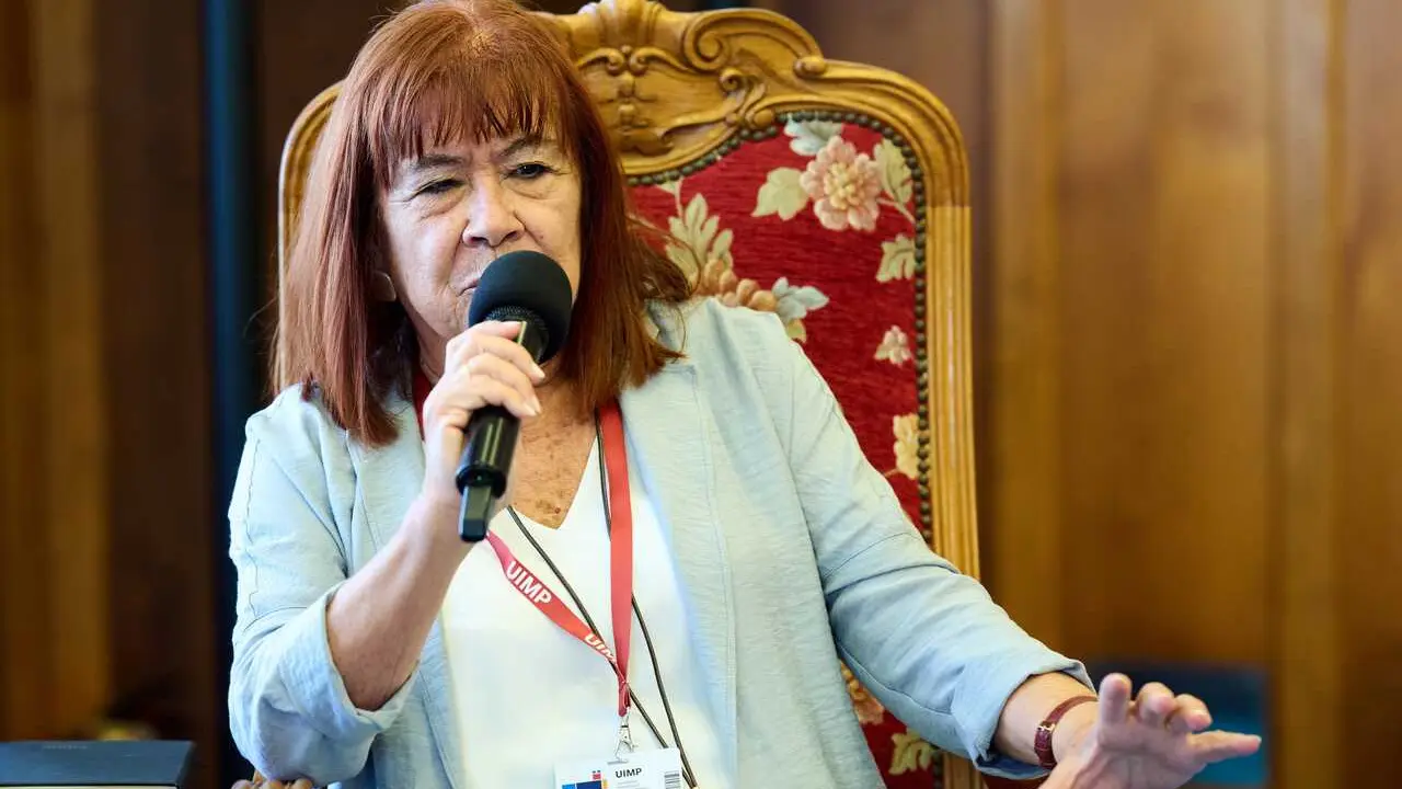 La presidenta del PSOE, Cristina Narbona, durante la mesa redonda sobre la postura de la Uni&oacute;n Europea ante la emergencia clim&aacute;tica, en el Palacio de la Magdalena, a 27 de agosto de 2026, en Santander, Cantabria (Espa&ntilde;a). El encuentro se enmarca dentro de