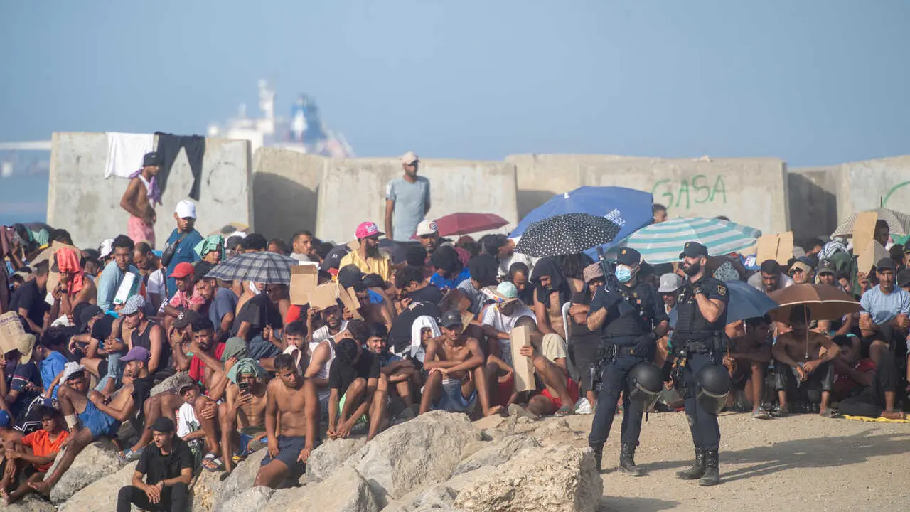 Decenas de migrantes en la playa de El Trampol&iacute;n, a 7 de septiembre de 2026, en Ceuta (Espa&ntilde;a).