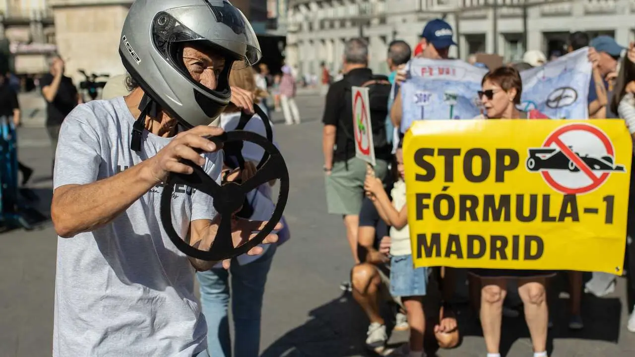 Archivo - Una persona durante un acto contra la construcci&oacute;n del circuito urbano de F&oacute;rmula 1 en Madrid, en la Puerta del Sol, a 14 de septiembre de 2025, en Madrid (Espa&ntilde;a). 