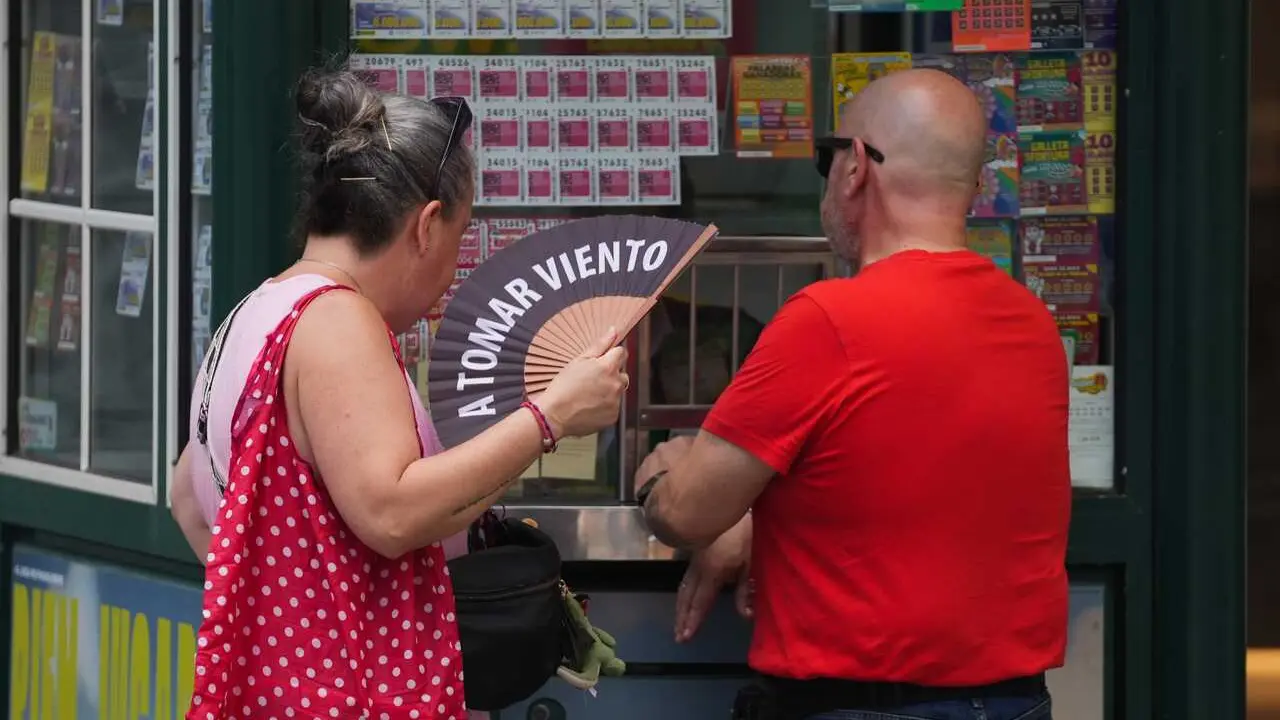 Una mujer con abanico durante una jornada de intenso calor. A 03 de septiembre de 2026, en Sevilla (Andaluc&iacute;a, Espa&ntilde;a). 
