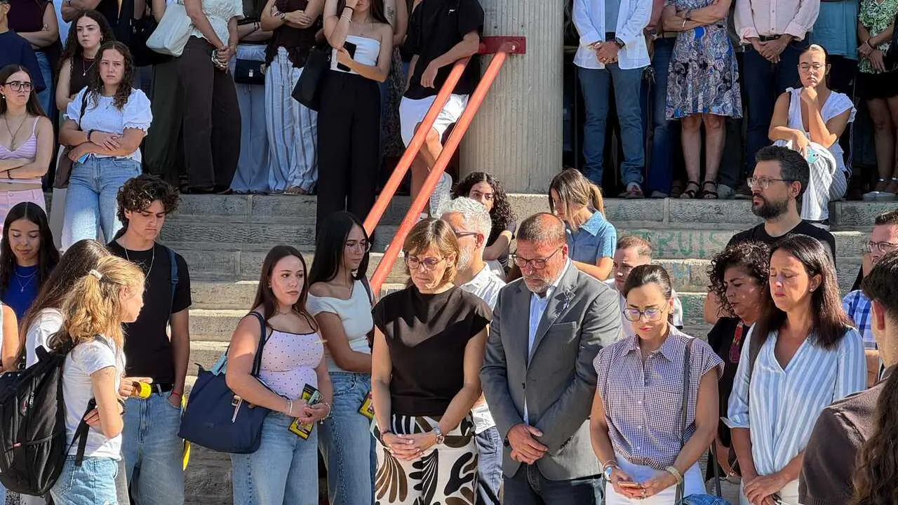 Minuto de silencio en la Facultad de Ciencias de la Educaci&oacute;n de la Universidad de Granada, centro donde era alumna de Educaci&oacute;n Infantil Claudia Tacoronte, de 21 a&ntilde;os, asesinada este s&aacute;bado en Morelos (M&eacute;xico) en un presunto caso de feminicidio.