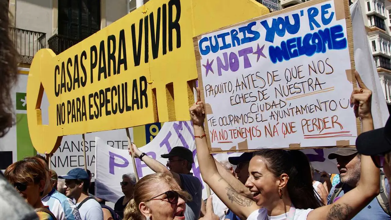 Archivo - Manifestaci&oacute;n del 27J por la vivienda en M&aacute;laga.