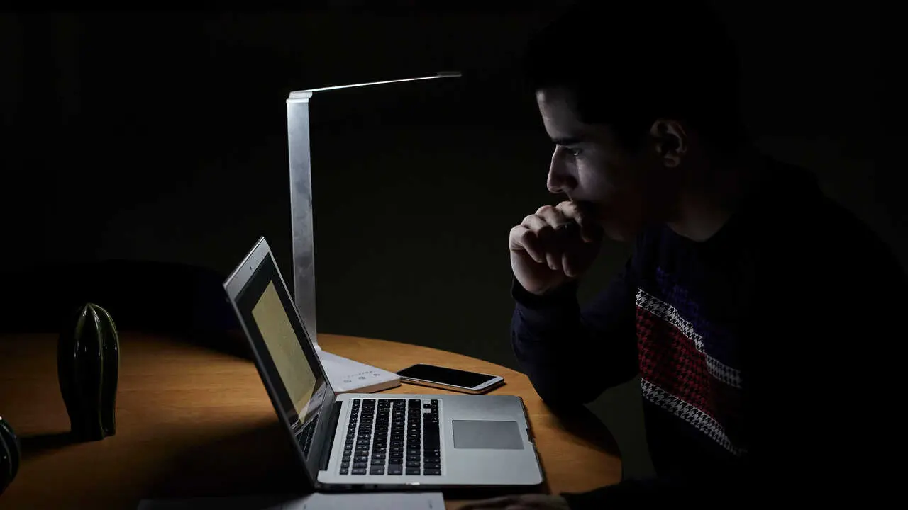 Archivo - Un estudiante utiliza el ordenador para realizar tareas en casa, en Madrid (Espa&ntilde;a), a 12 de enero de 2021. Tras el paso de la borrasca &lsquo;Filomena&rsquo; y las consecuencias en derivadas en la regi&oacute;n tras la gran nevada, la Comunidad de Madrid ha impue