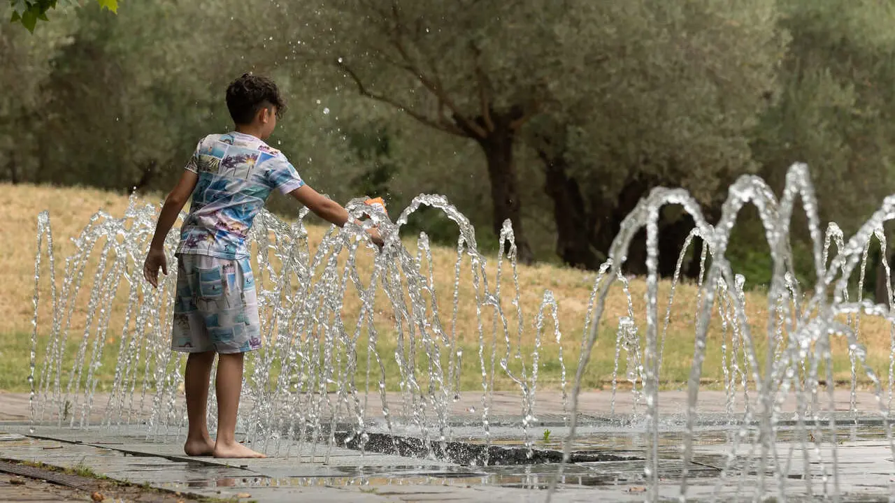 Archivo - Un ni&ntilde;o se moja en los chorros de Madrid R&iacute;o, a 16 de junio de 2022, en Madrid (Espa&ntilde;a). 