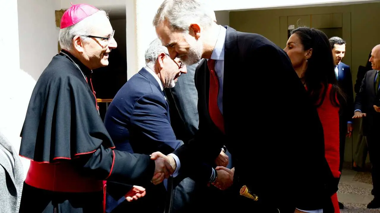 El obispo de Ja&eacute;n, Sebasti&aacute;n Chico, saluda al rey Felipe VI durante su visita a Ja&eacute;n el pasado marzo.