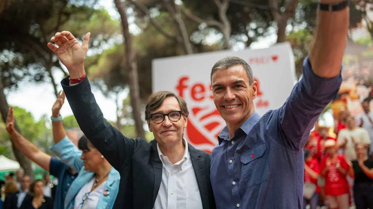 Archivo - El presidente de la Generalitat de Catalu&ntilde;a, Salvador Illa (i) y el presidente del Gobierno, Pedro S&aacute;nchez (d), durante la Fiesta de la Rosa del PSC, a 21 de septiembre de 2025, en Gav&agrave;, Barcelona.