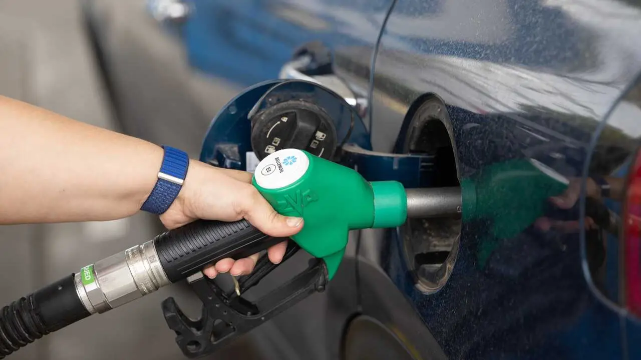 Archivo - Repostaje en una gasolinera