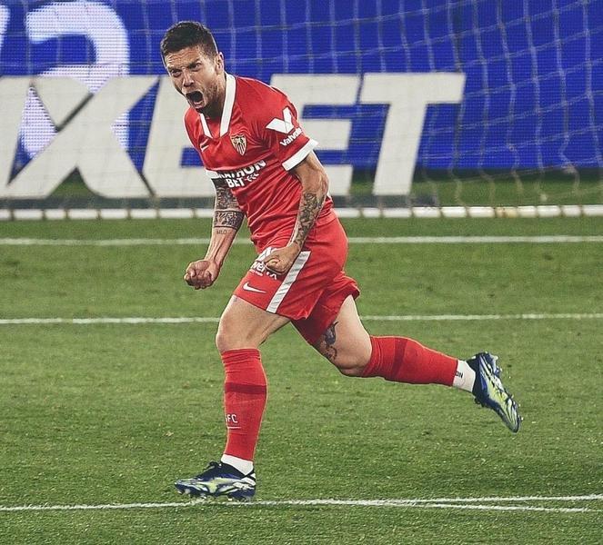 El Papu celebra el gol que daba la victoria al Sevilla.