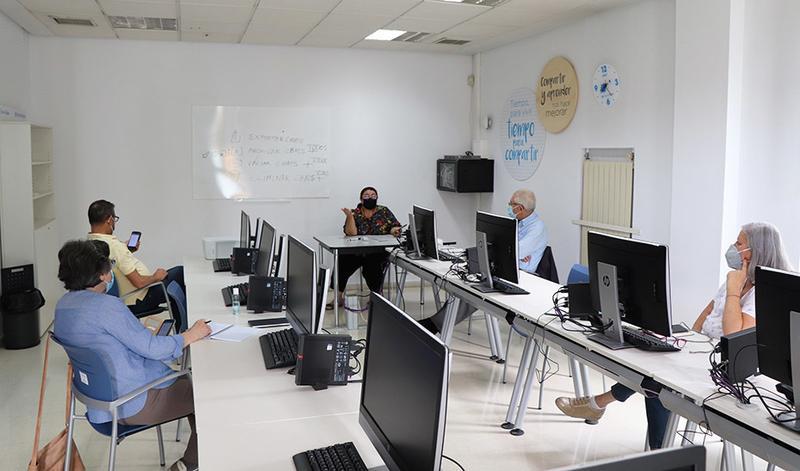 Un grupo de alumnos asistiendo al taller para adultos de tablets y telefonía móvil.