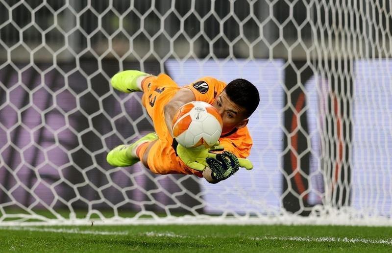 Rulli parando el penalti de la victoria.