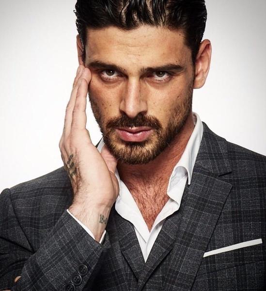 Modelo italiano. Twitter.