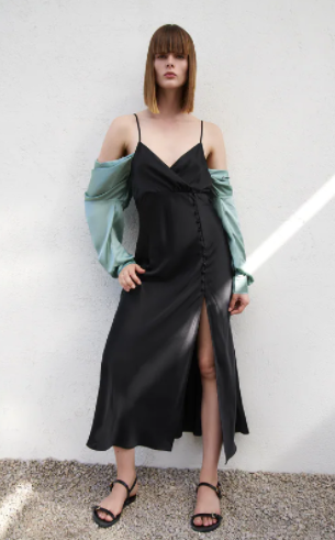 Vestido negro satinado. Zara