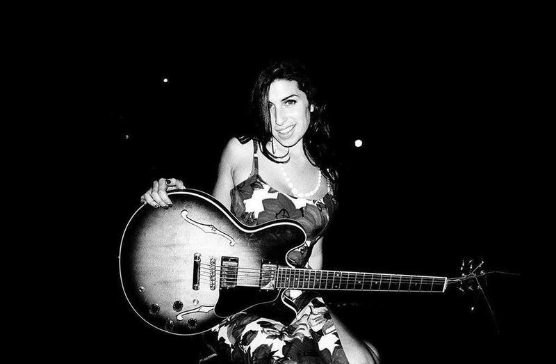 Fotos de una jovial Amy Winehouse, con 19 años, en Londres y Nueva York - Cultura Inquieta