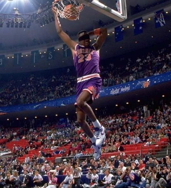 Mate de Cedric Ceballos con los ojos tapados. Twitter