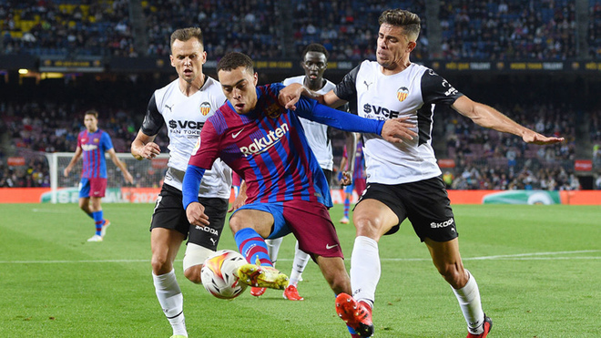 Serginho Deste en luchando por el balón que supondría el 3-1 definitivo
