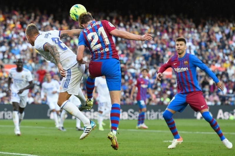 La falta de Frenkie De Jong a Tony Kroos