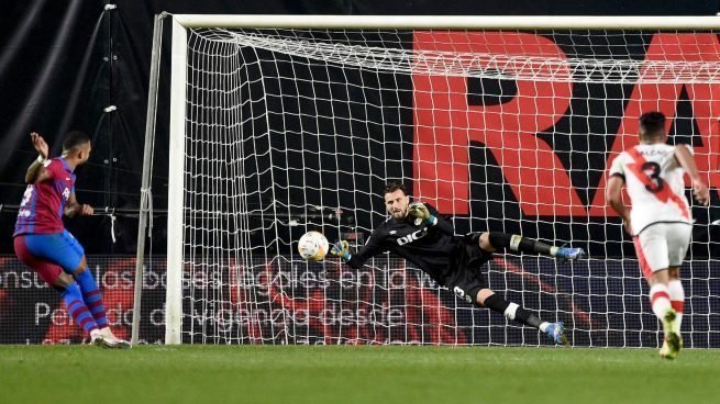 El penalti parado por Dimitrievsky a Depay