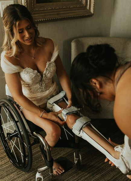 Chelsie Hill poniéndose los aparatos ortopédicos que usó para sorprender a su novio el día de su boda. Foto: @chelsiehill / Instagram