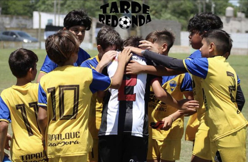 Compañeros de equipo abrazando a Luca Güerci. Fuente: Twitter