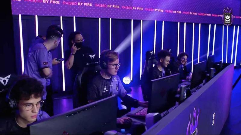 Los jugadores de KOI Squad preparando la partida