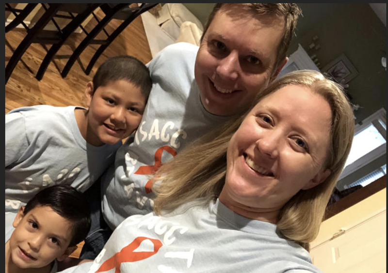 El pequeño junto a su familia adoptiva.