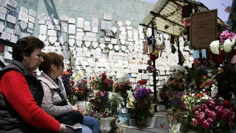 Celebración de año nuevo en un cementerio chileno