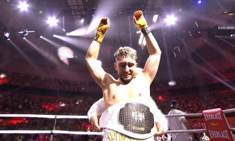 Spursito con el cinturón de ganador