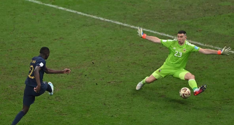 La parada del Dibu Martínez