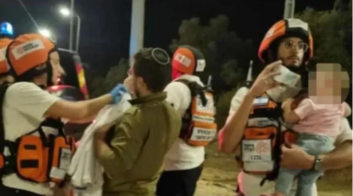 Los bebés siendo encontrados por las autoridades