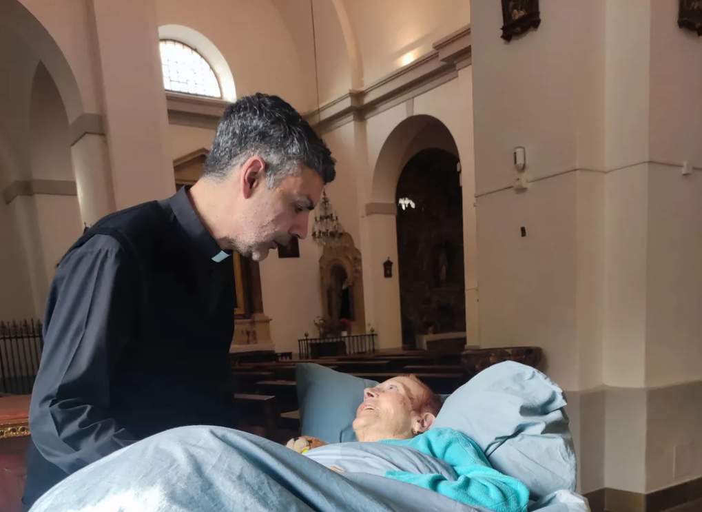 Josefa en la iglesia de su pueblo