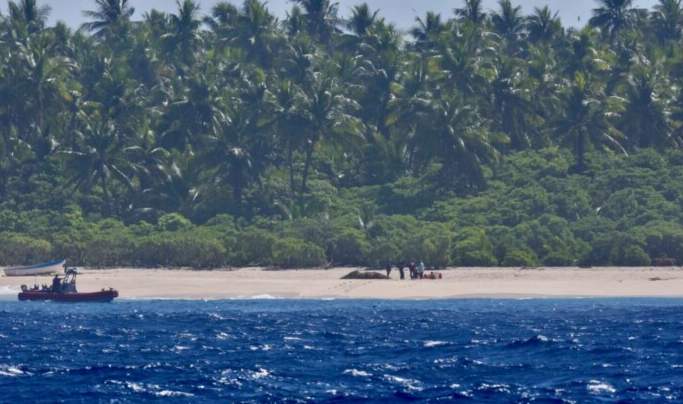El USCG Oliver Henry rescatando a los marineros el 9 de abril - U.S. Coast Guard / SWNS