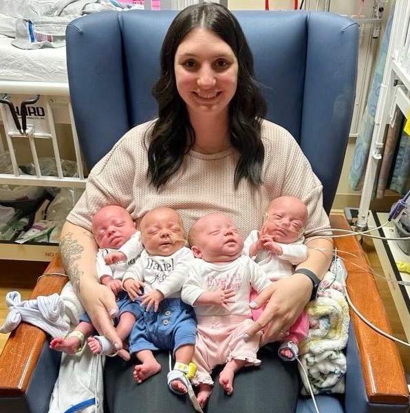 Hannah Carmack con sus cuatrillizos (via SWNS)