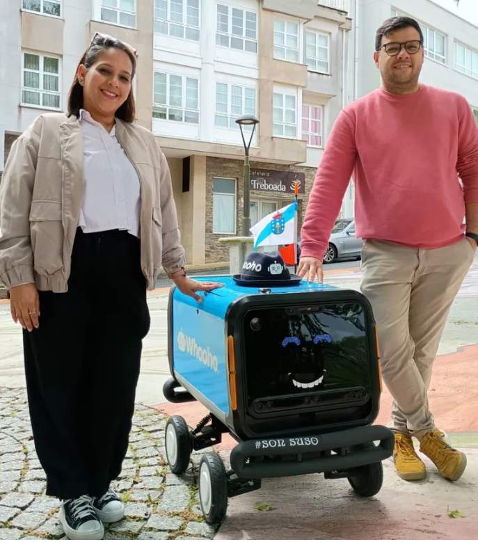 Los creadores de Suso junto al alegre robot