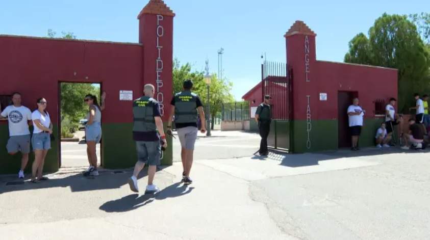 Agentes de la Guardia Civil en el campo de fútbol de Mocejón