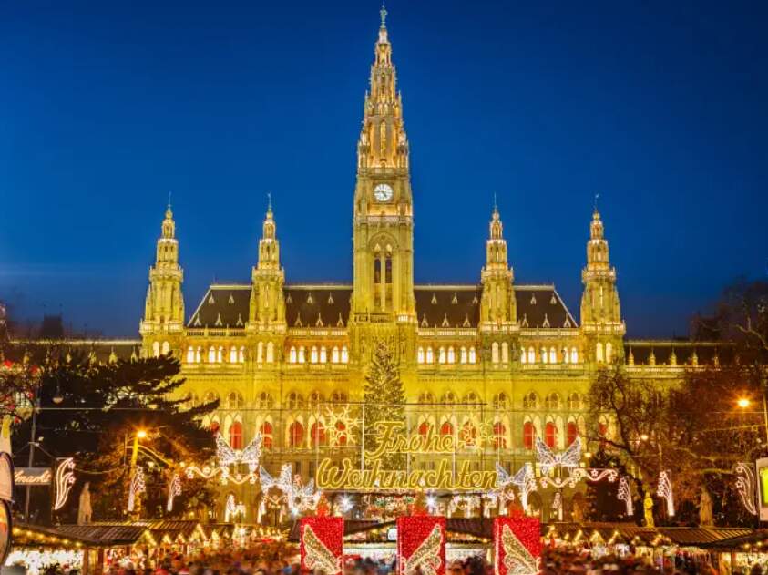 Ayuntamiento de Viena iluminado en Navidad