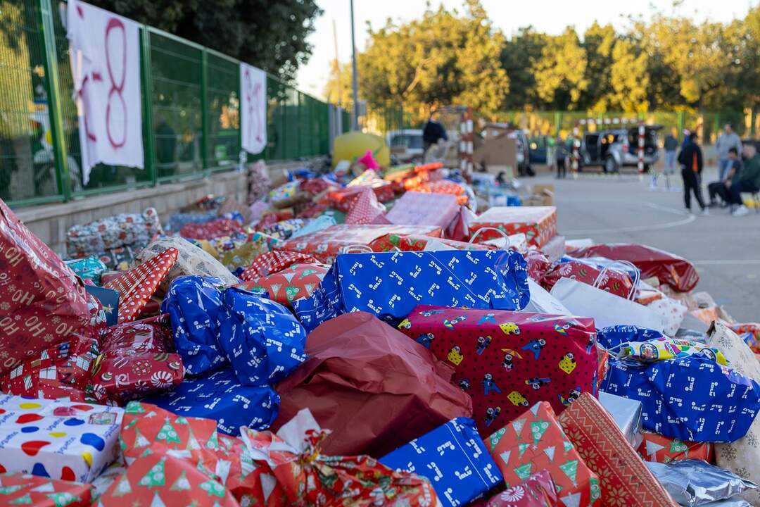 Reparto de juguetes navideños en Benetússer