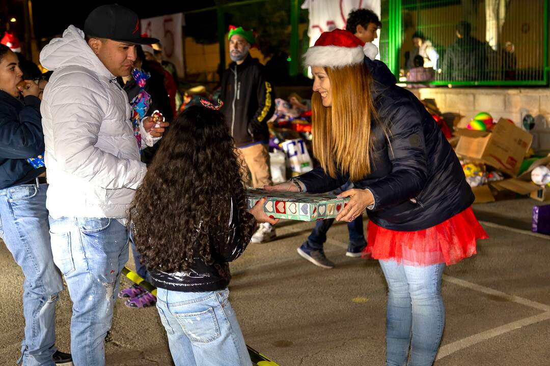 Reparto de juguetes navideños en Benetússer