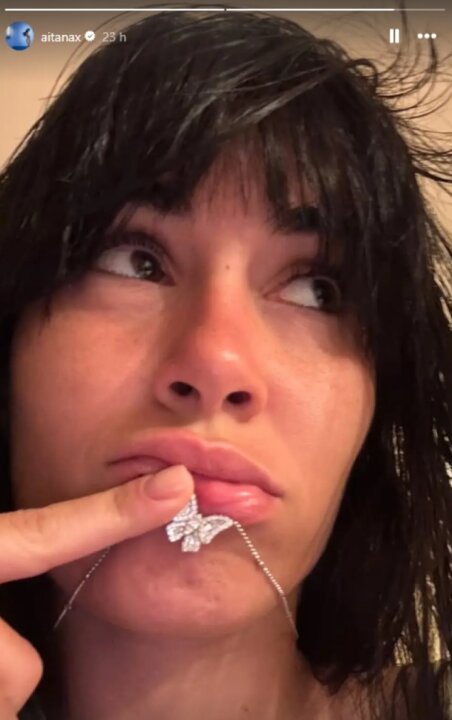 Aitana enseñando su collar de mariposa en Instagram