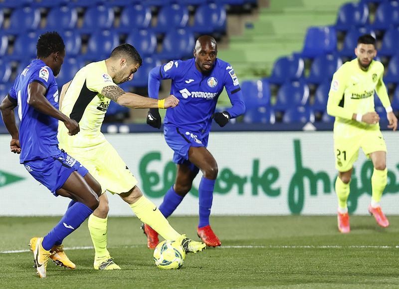 Suárez en un disparo a la portería defendida por D. Soria.