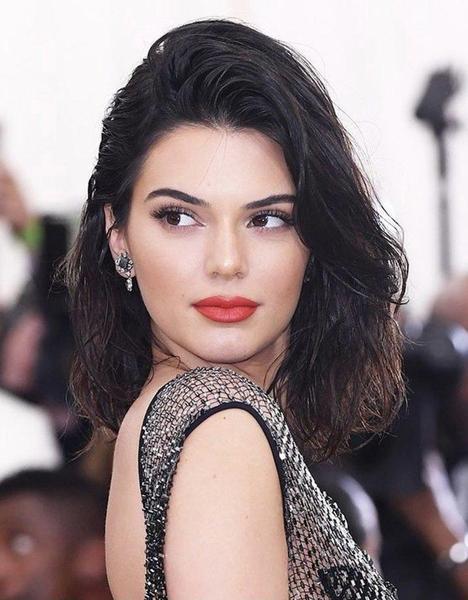 El wet look de la modelo Kendall Jenner para la alfombra roja - Instagram - @sohohairco