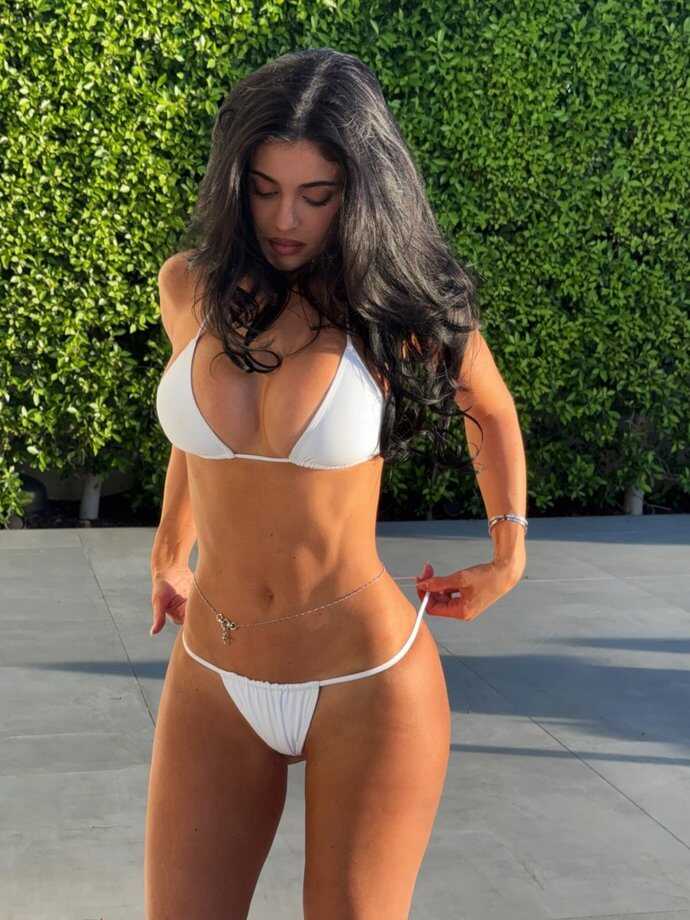 Kylie Jenner luciendo el bikini de moda para el verano 2026